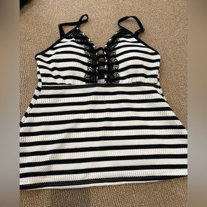 Cutest black and white tankini swimsuit 🩱 top with lace size small